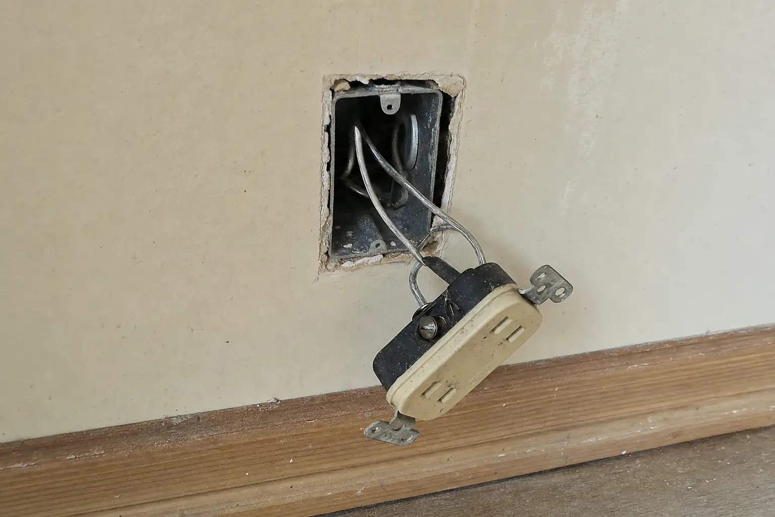 Aluminum wiring found at an outlet in a 1970s home